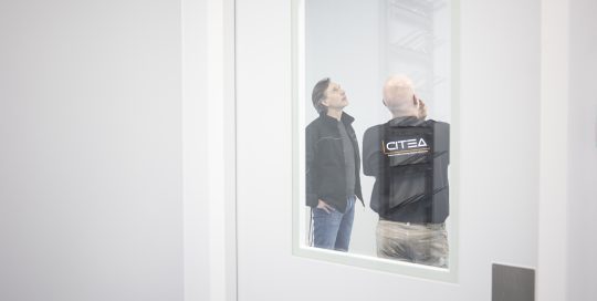 Jens Hvidberg og Henrik Østergård i et renrum