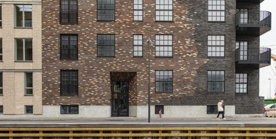 Sluseholmen facade zoomet ind med forbipasserende