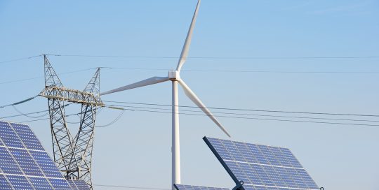 Vindmølle - solceller - elmast