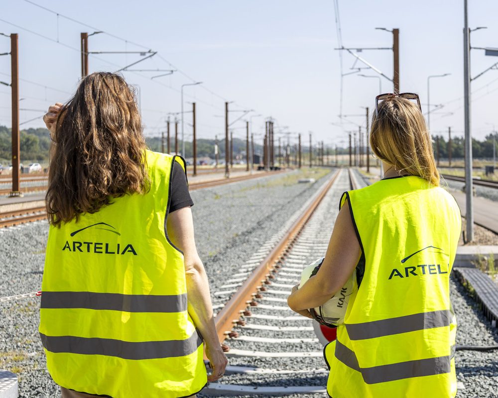 To kolleger i Artelia-veste ved DSB-værkstedet i Næstved