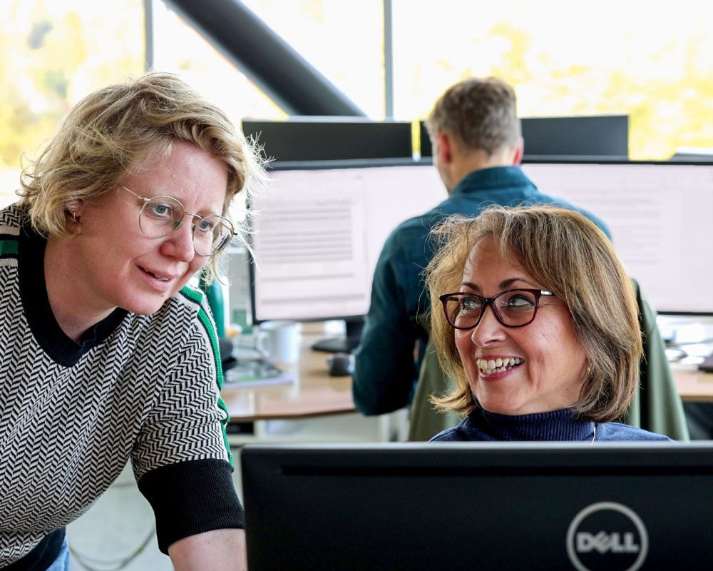 Gita Monshizadeh er koncernkompetencechef for BIM - Infrastruktur i Artelia og sparrer med sin kollega Louise.